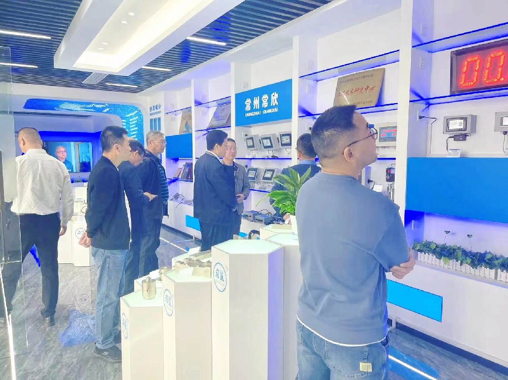 熱烈祝賀中國(guó)重型機(jī)械工業(yè)協(xié)會(huì)橋式起重機(jī)專業(yè)委員會(huì)九屆八次理 事會(huì)暨十屆一次會(huì)員大會(huì)在江蘇省常州市召開順利召開并圓滿結(jié)束！